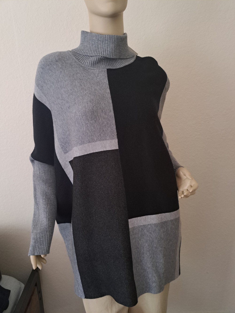 Joseph A Colorblock Cowl Turtleneck Sweater - Gray & Black